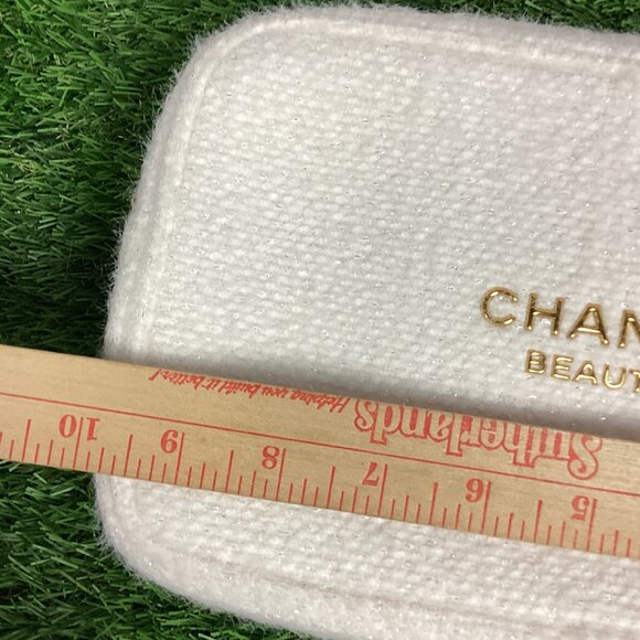 Chanel Holiday Makeup Bag - 2024 Snowflake Zipper - Picture 12 of 16